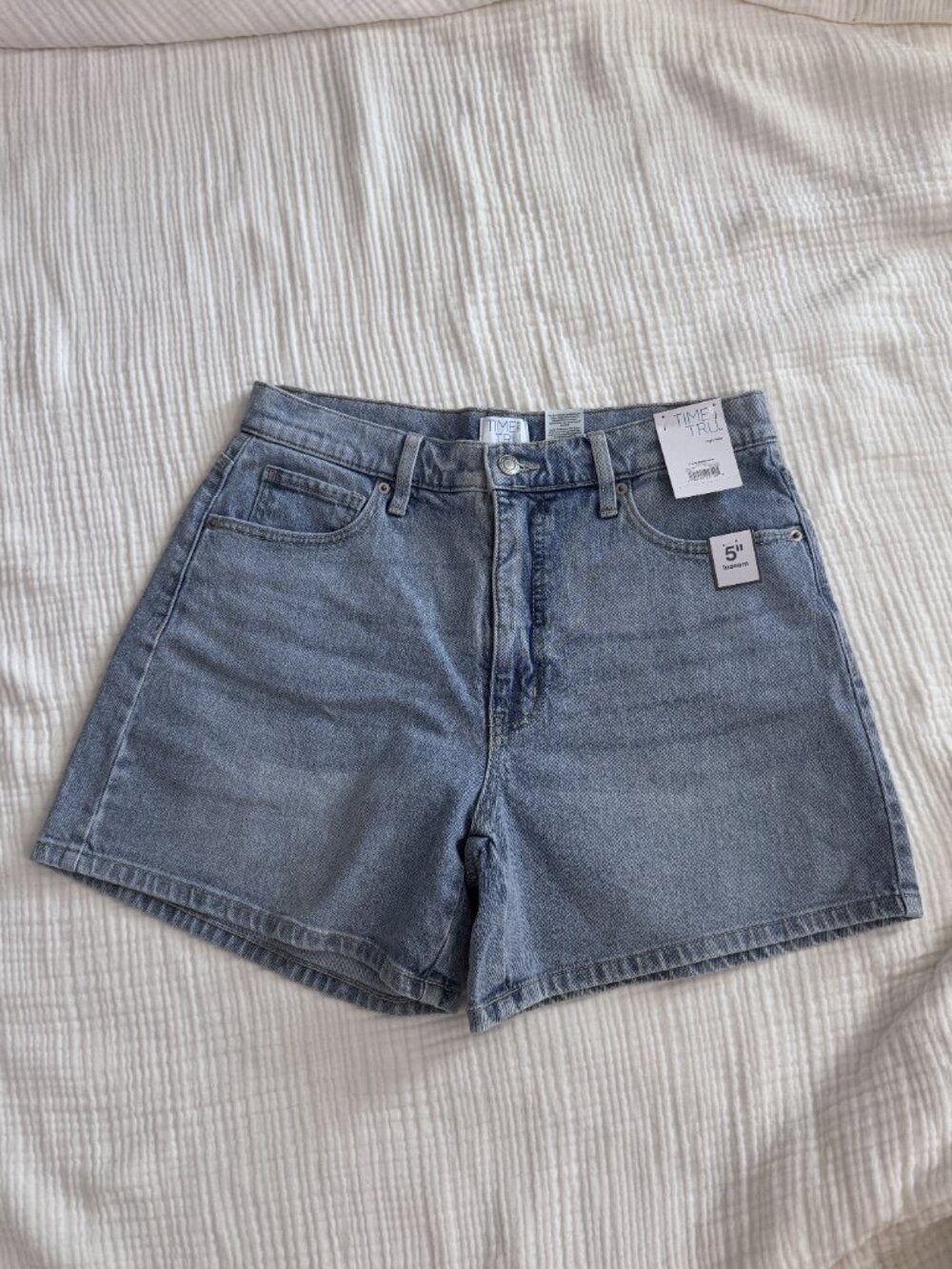 Time and Tru High Rise Denim Shorts Light Wash Size 8 NWT 5" Inseam - Picture 2 of 5